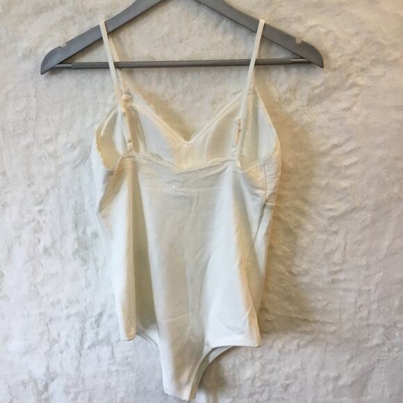 Love Bonito White Amalthea Padded Lace Trim Bodysuit - Picture 4 of 16
